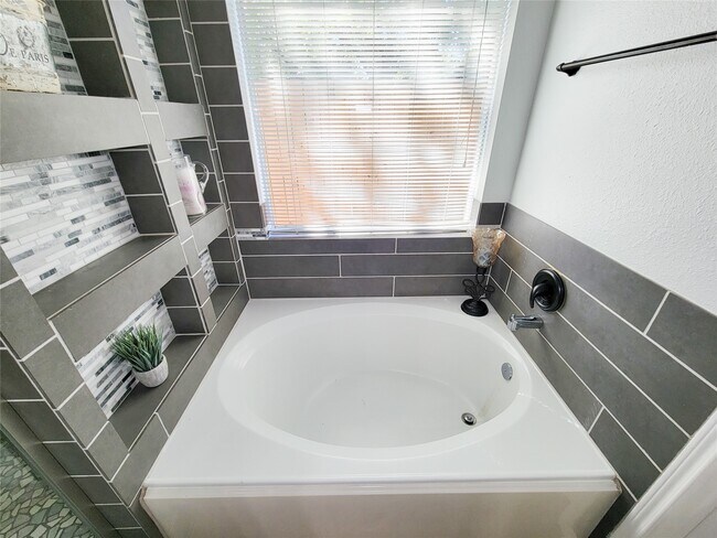 Building Photo - 5810 Forest Land Dr