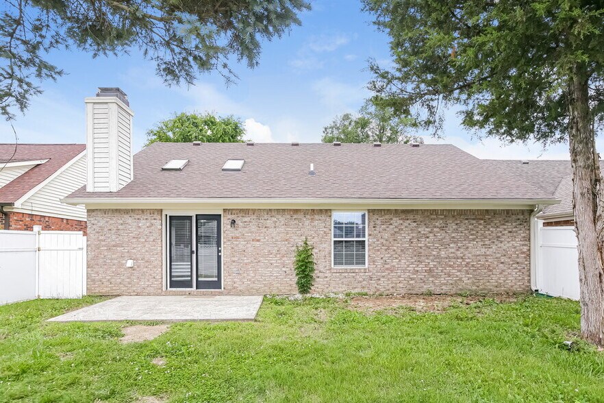 Building Photo - 1108 W Southport Rd