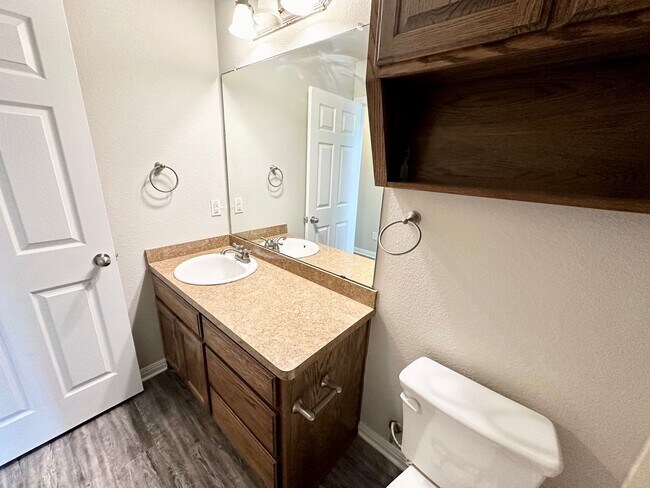 Building Photo - Charming home in Midway ISD.