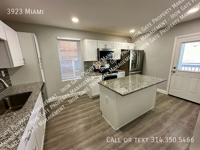 Building Photo - 3923 Miami-
