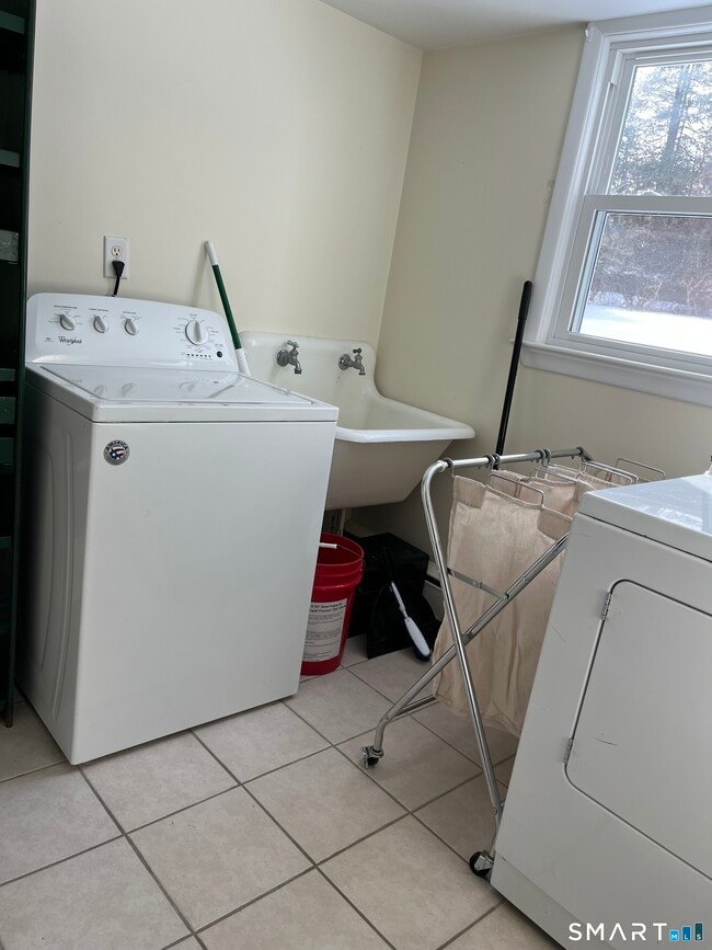 Building Photo - 73 Soundview Rd