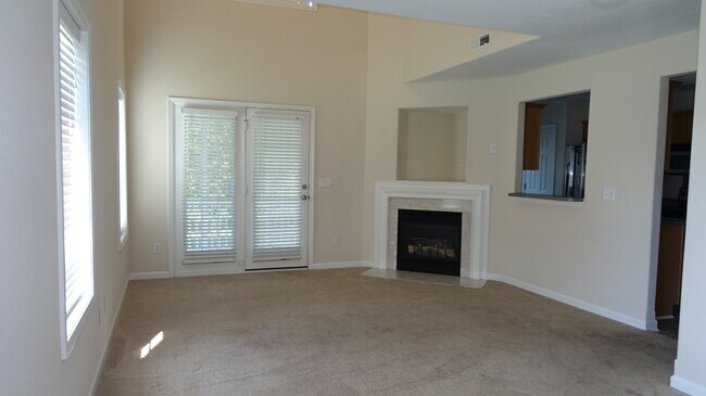 Building Photo - Great lakefront home in Kinderton