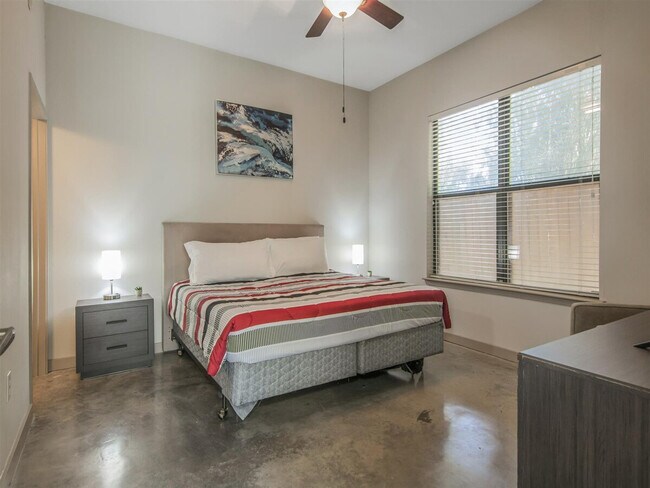 Building Photo - 2344 Camden Dr