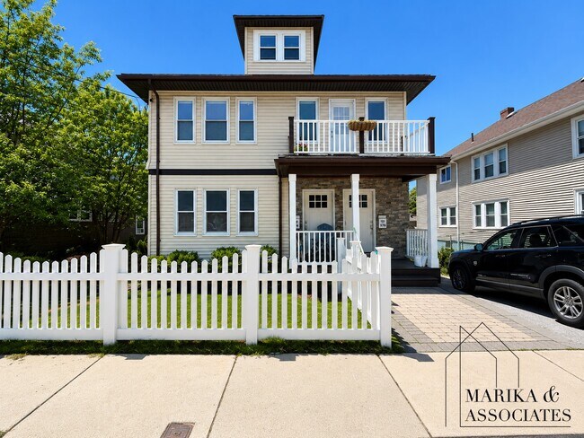 Building Photo - 576 Lagrange St