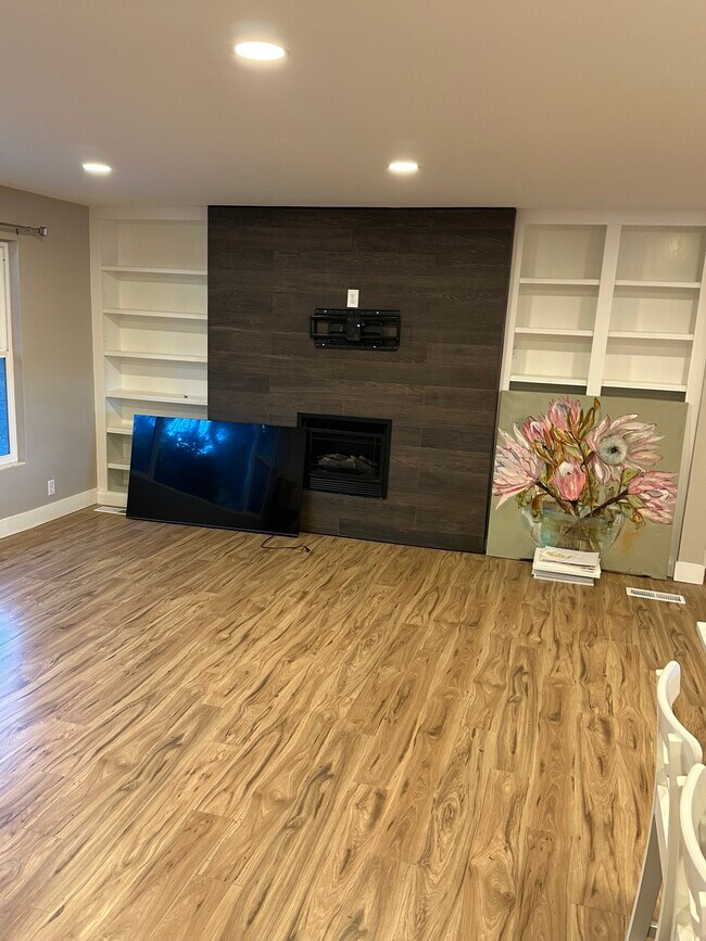 Building Photo - BEREA POPERTY ( PRIVATE)