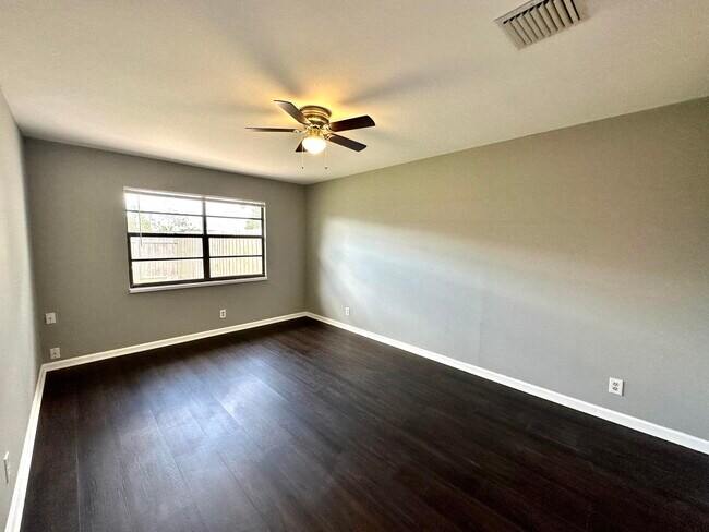 Building Photo - 947 Country Wood Ct