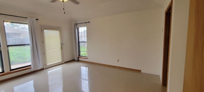 Building Photo - Vaulted Ceiling, Huge Yard, Close to Town