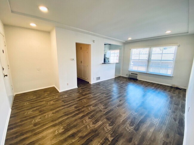 Interior Photo - 1801 N. Garfield Pl