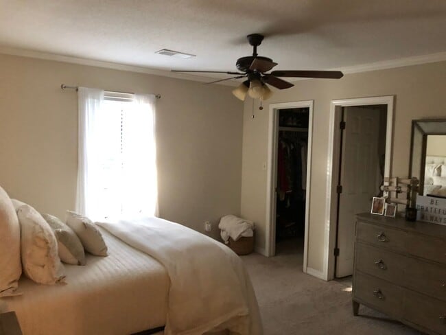 Building Photo - Roommate Needed!!  Walk to the Square! Available NOW...