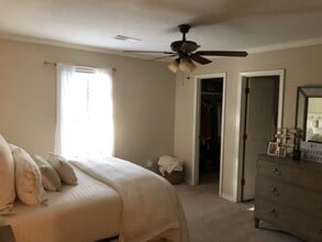 Building Photo - Walk to the Square! Female college student in search of 2 roommates!