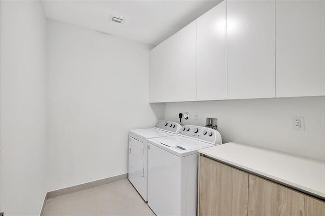 Building Photo - 4208 NE 7th Terrace