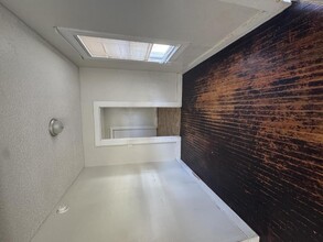 Building Photo - 823 N Jackson St