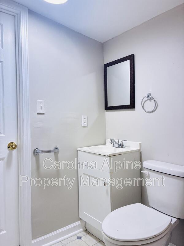 Building Photo - 904 Lincoln St