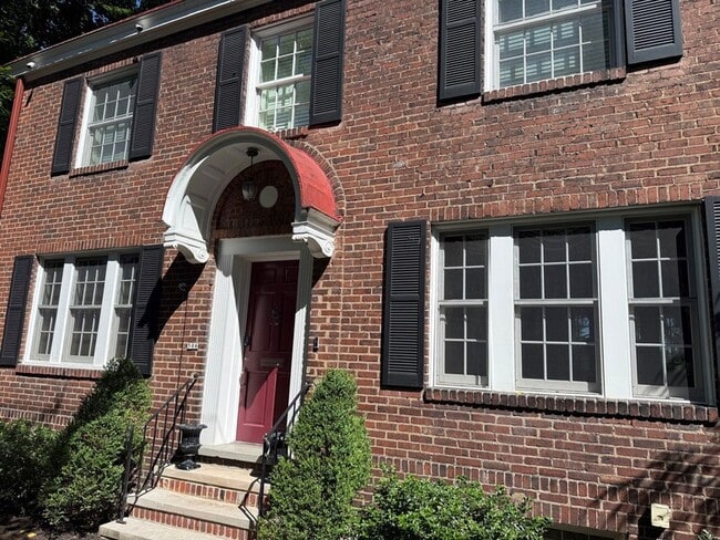 Building Photo - 506 Roslyn Pl