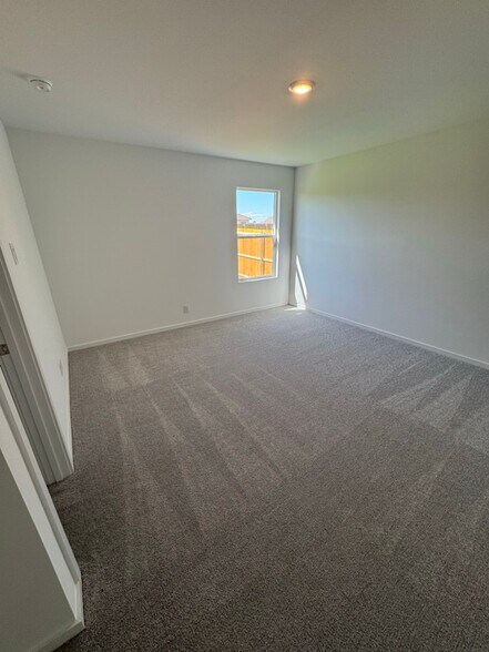 Building Photo - 1263 Falcon Hts Dr