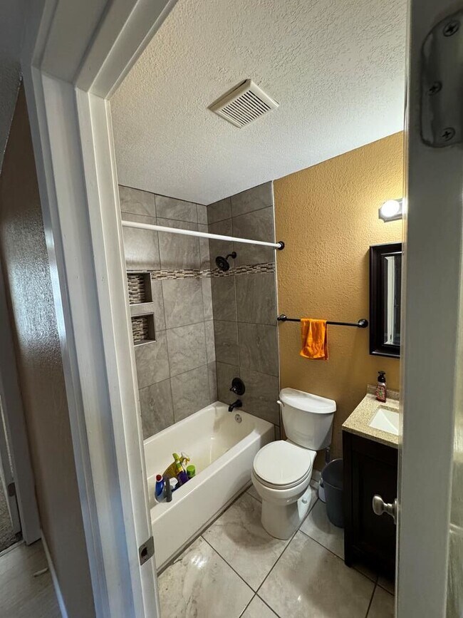 Building Photo - 2826 Hilltop Dr