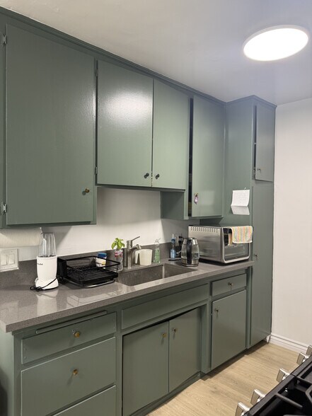 Kitchen - 14930 Magnolia Blvd