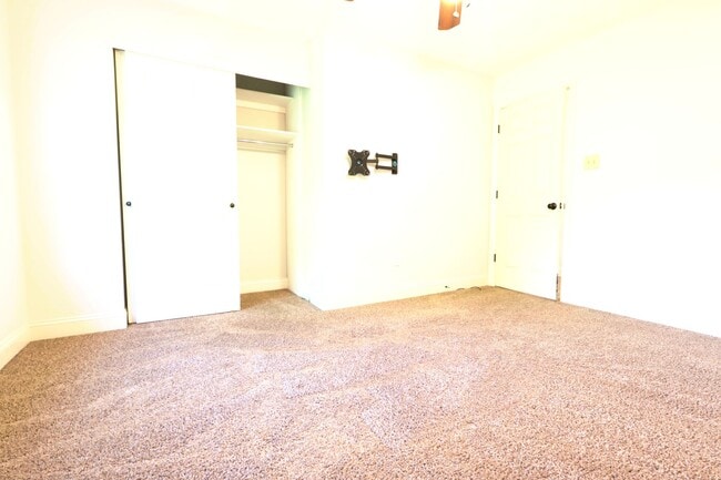 Building Photo - 5 Bed 3.5 Bath Chesterfield Charmer