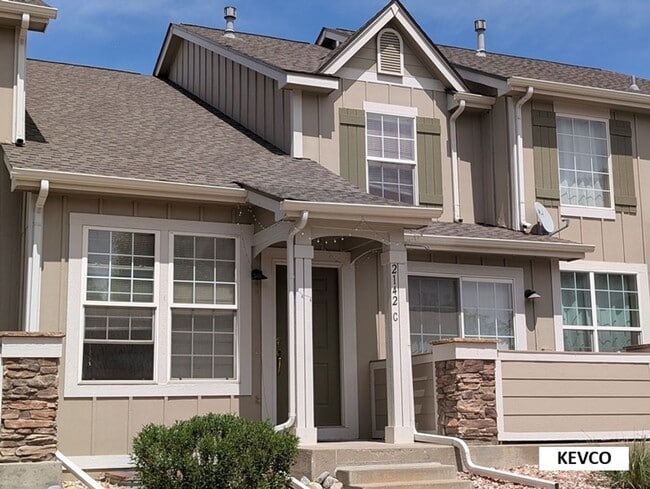 Building Photo - Bright Townhome Near Shopping and Food!
