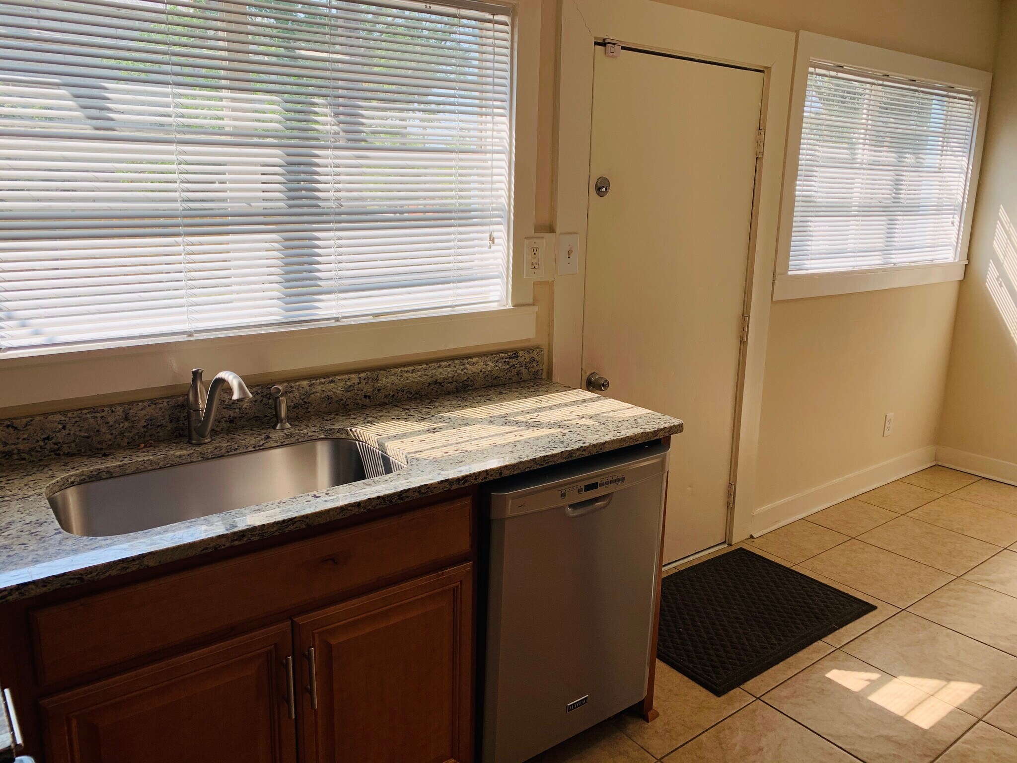 Building Photo - 903 Montgomery St