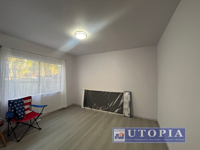 Building Photo - RENT SPECIAL: $500 off first months rent if lease is signed by end of March!! Newly Renovated Coz...