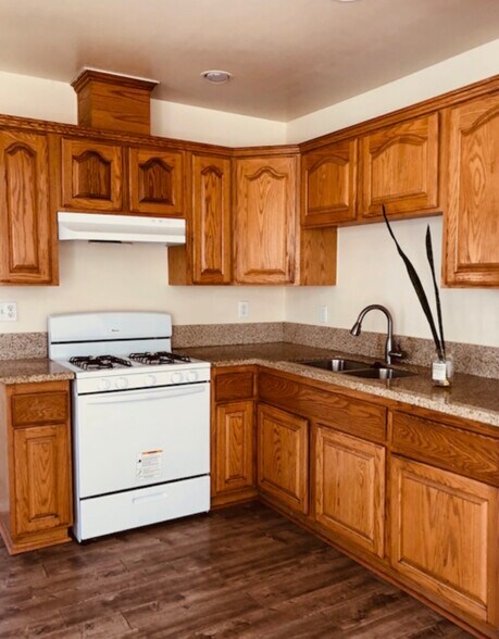 Building Photo - 1058 W 6th St