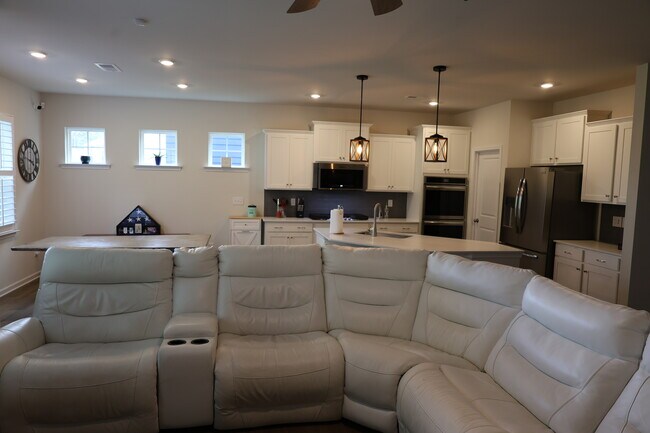 Building Photo - 136 Dogwood Grv Pl