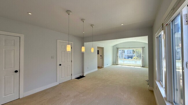 Building Photo - Updated 4BR/2BA Single Family Home in Cove...