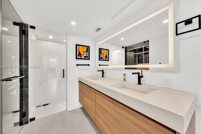 Building Photo - 1147 Hillsboro Mile