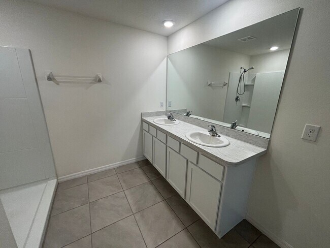 Building Photo - Greystone Hills - 3/2/2 ***Won't Last***