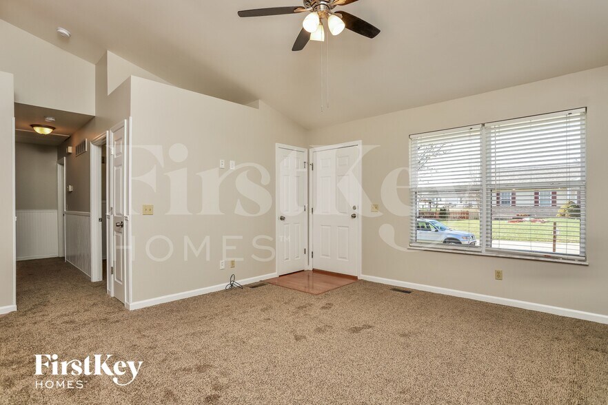 Building Photo - 70 Fawn Oaks Dr