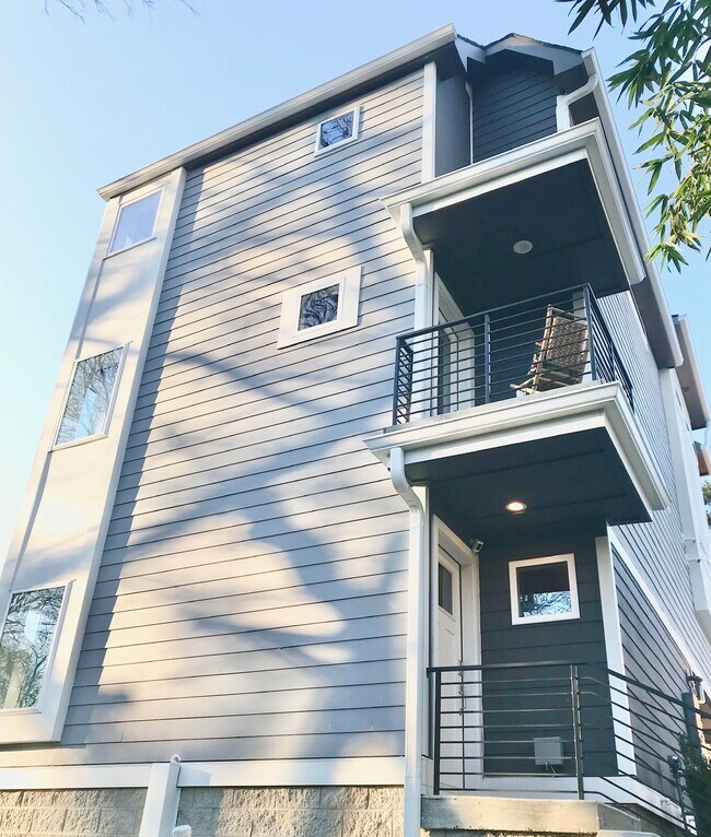 Building Photo - 2208 Elliott Ave