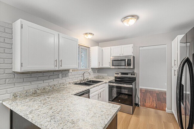 Primary Photo - 3 bedroom 2.5 bathroom in Heather Ridge!