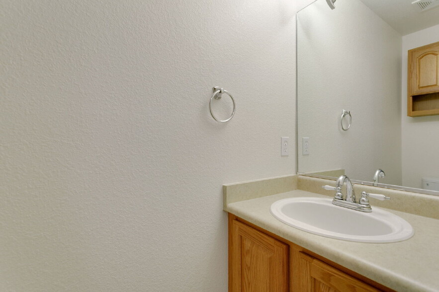 Building Photo - 4-Bedroom Home with Main-Level Suite, Gran...