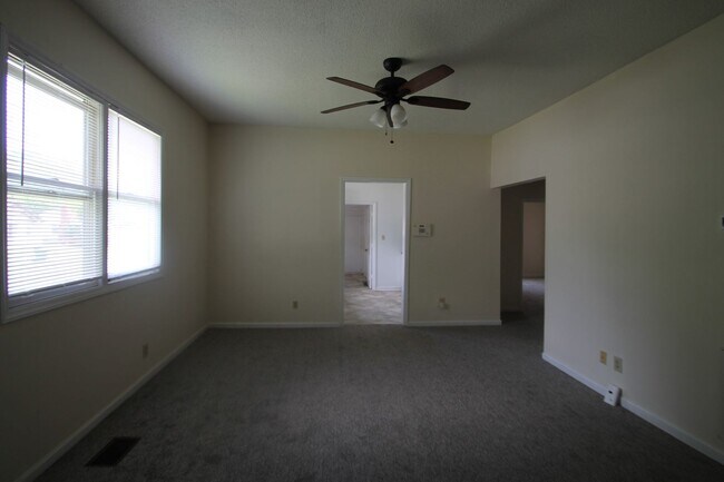 Building Photo - 556 Flint St