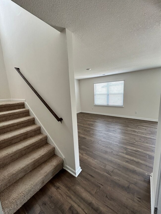 Building Photo - 632 Clay Dr