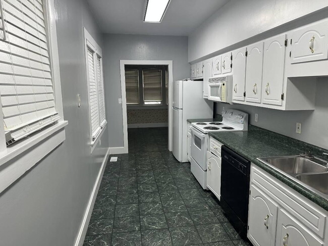 Building Photo - "Charming 2-Bedroom with 2 Full Baths in t...
