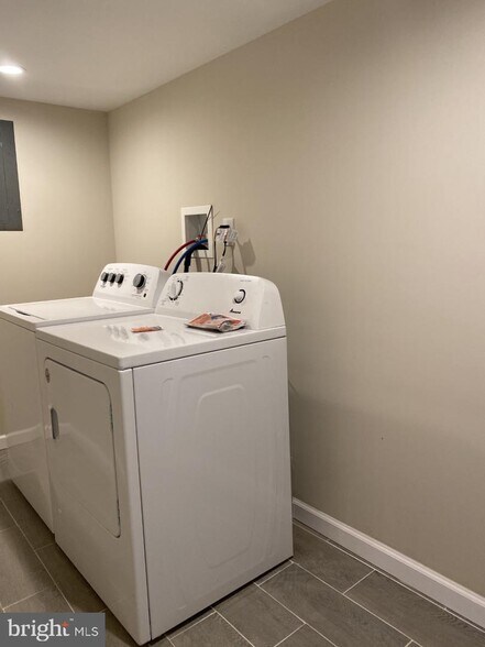 Washer and dryer - 7207 Buist Ave