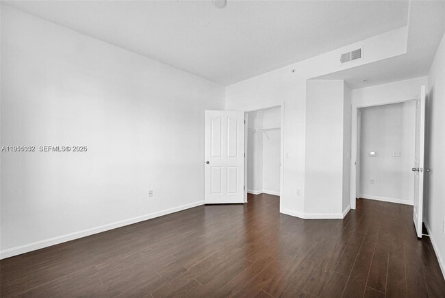 Building Photo - 2101 Myrtlewood Cir E