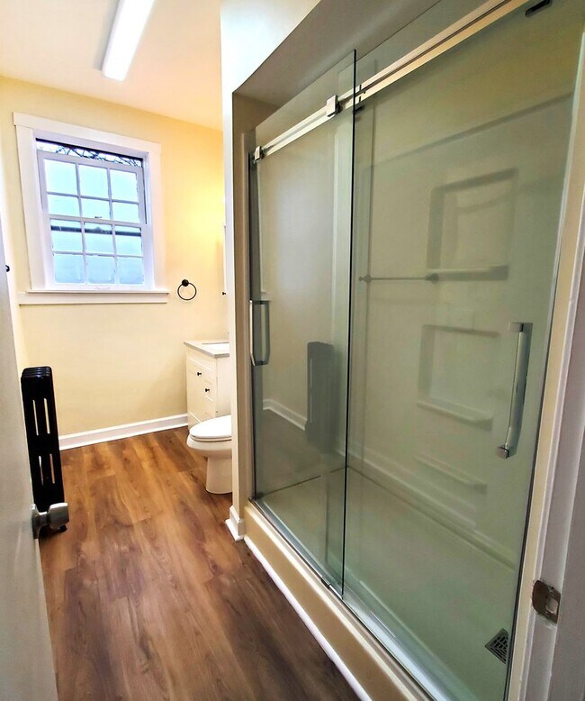 Building Photo - 695 Vernon Ave