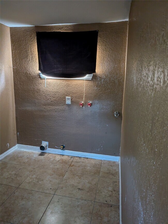 Building Photo - 7904 Hoffman St