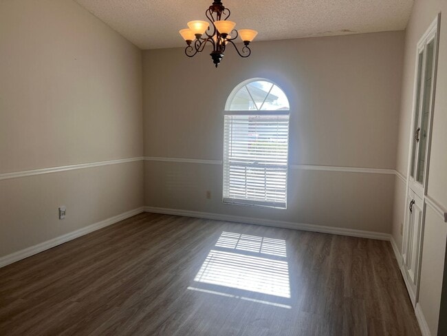 Building Photo - 3BD/2BA