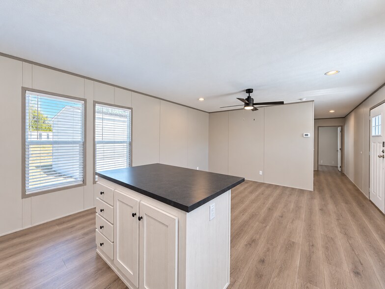 Building Photo - 104 Pine Cone Dr