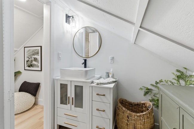 Building Photo - 809 3rd Ave W