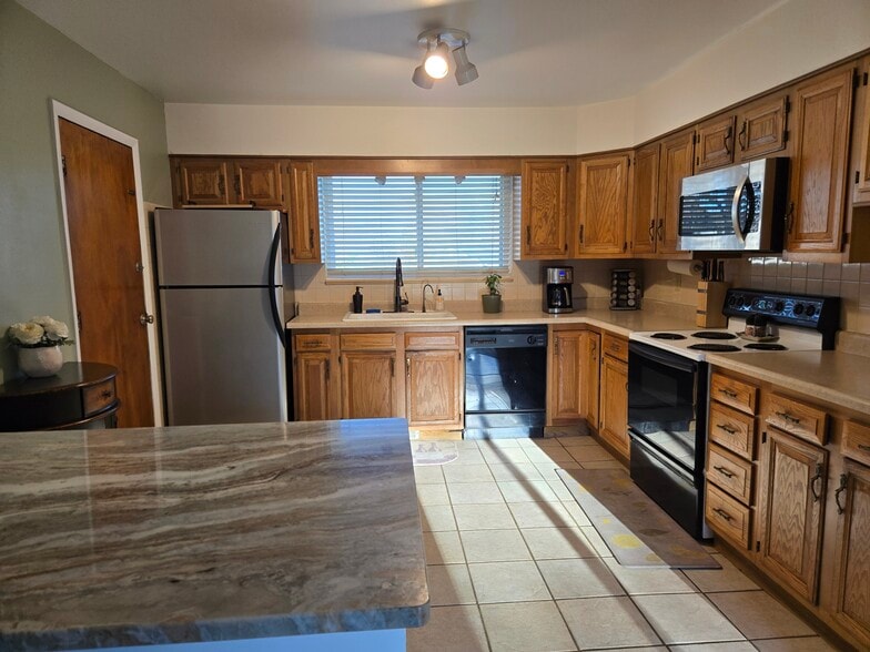 Kitchen - 965 S Parfet Way