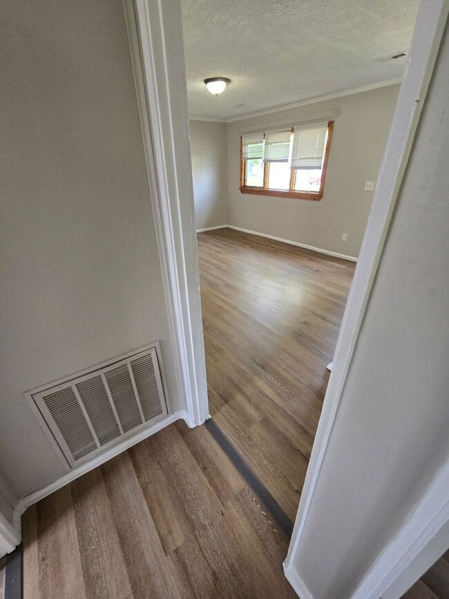Building Photo - 2 Bedroom Ranch Home in Fairborn - Just Re...