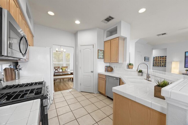 Building Photo - 2109 Zoa Dr
