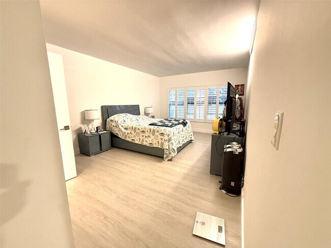 Building Photo - 3550 Galt Ocean Dr