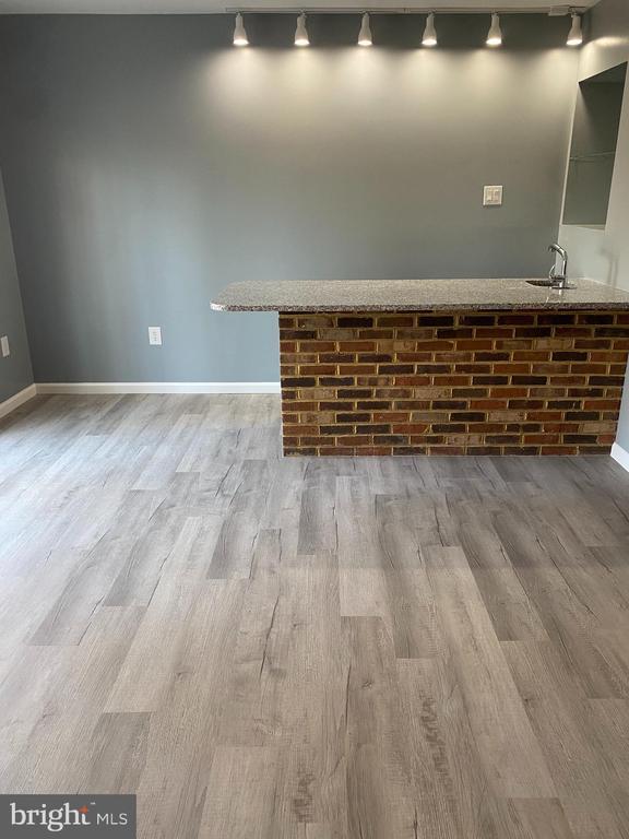 Building Photo - 122 Stuart Dr