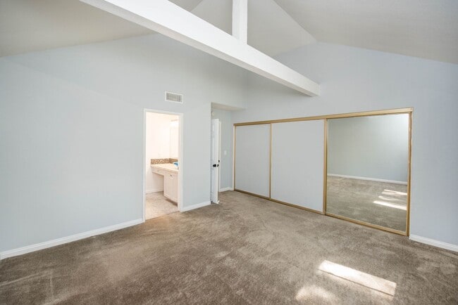 Building Photo - Huntington Beach Townhome